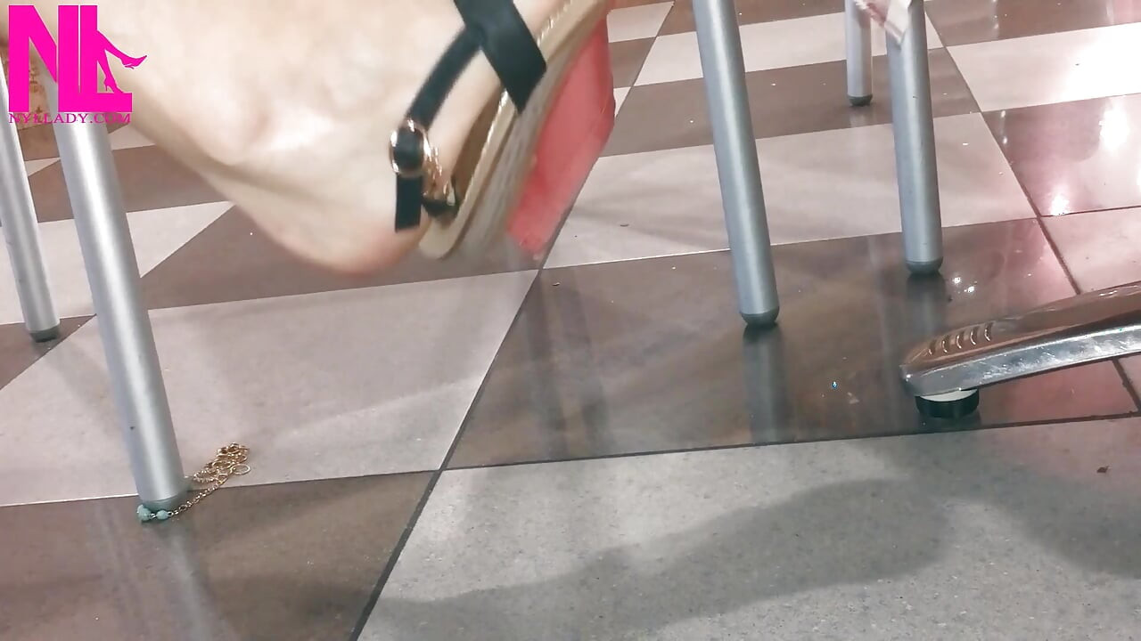 Cewek sange ini lagi asik goyangin dan pakai sandal jepit di bar estrada biruku