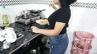 Degustando la deliziosa figa della mia matrigna in cucina. Video completo