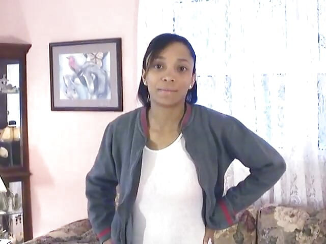 Linda chica negra muestra su hermosa y flaca polla en un sofá