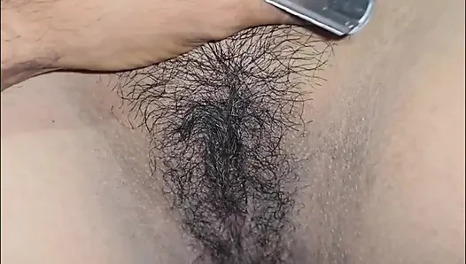 Baldızının kıllı amını tıraş ediyor ve sonra sikini içine sokuyor