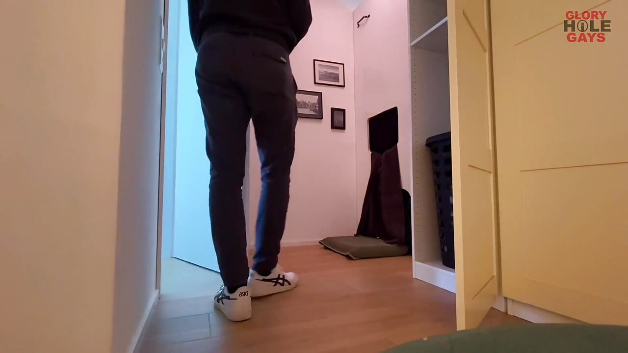 Twink Berbaring Di Gloryhole Horny Blowjob