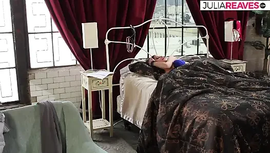 Горячая девушка сосет хуище, затем трахается с камшотом в киску