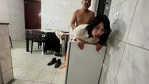 Sekretärin wird mit Ohrfeigen auf den hintern und analer penetration mit creampie überrascht.