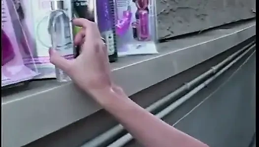 Azgın esmer dudaklarını uzun bir vibratöre sarıyor
