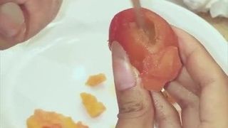 Le unghie lunghe tagliano la frutta