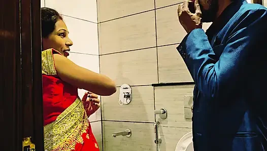 Lal pari jesi hot hardcore lady bathroom m mili uske sath sex karne ke leye bat hui phle wo na bolrhi thii fir usne soft sex karne ke leye k