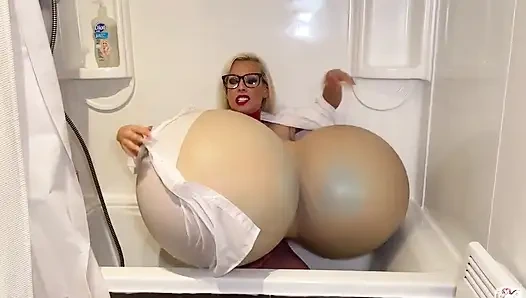 Parfum göğüslerimi şişiriyor! Deri ceket tutamıyor!