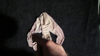Éjaculation sur une culotte usée
