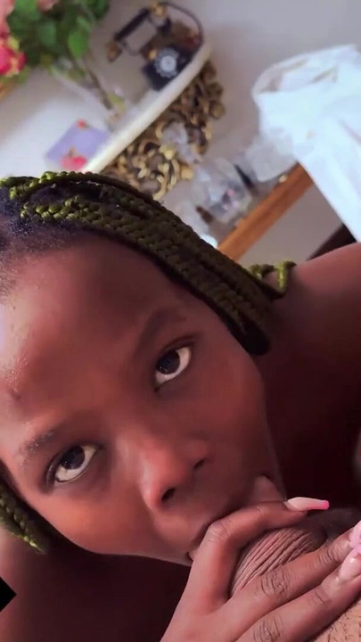 娇小的黑人少女的紧致阴户在素人啪中被大白屌撑开 | 短片 1