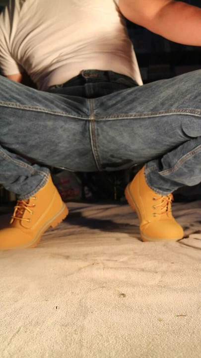 Azianuncle pisst in Jeans