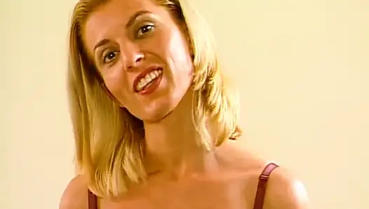 Almanya'dan sarışın hatun mükemmel vücudunu iç çamaşırlı gösteriyor