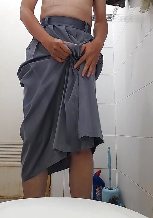 ارتداء ملابس كروس ترتدي تنورة رمادية لتلميذة (rok abu sma)