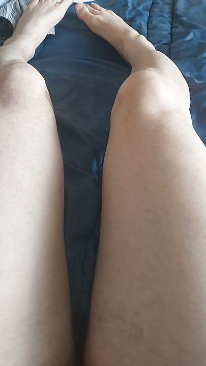 Sissy's Quik Cumshot on Bare Lehg