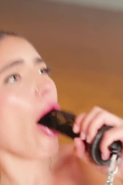 Isa Bella danse et jouit sur une grosse bite - parodie de cosplay porno dans les ballerines