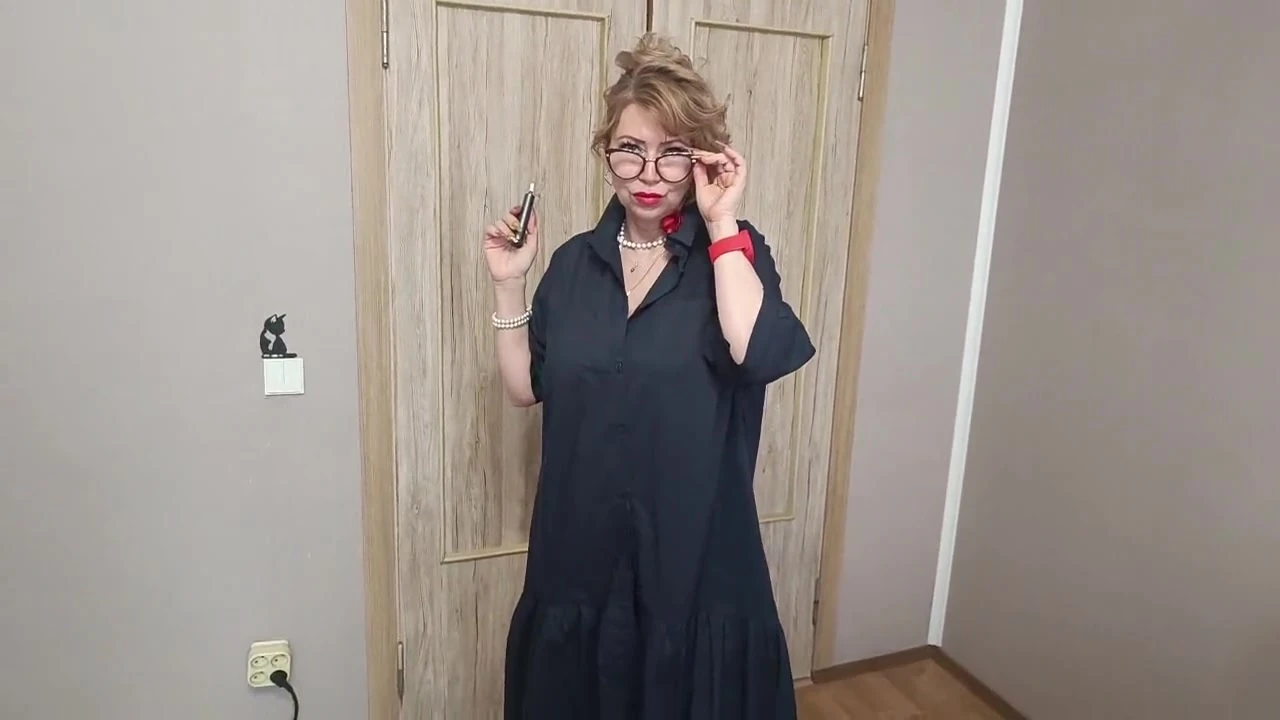 Güzel olgun bir bayanın mastürbasyonu: dildo, anal tıkaç ve çok sürtük bir yüz!