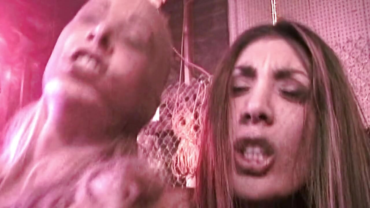 Blondine gir slurvete blowjob og tar hard penetrasjon