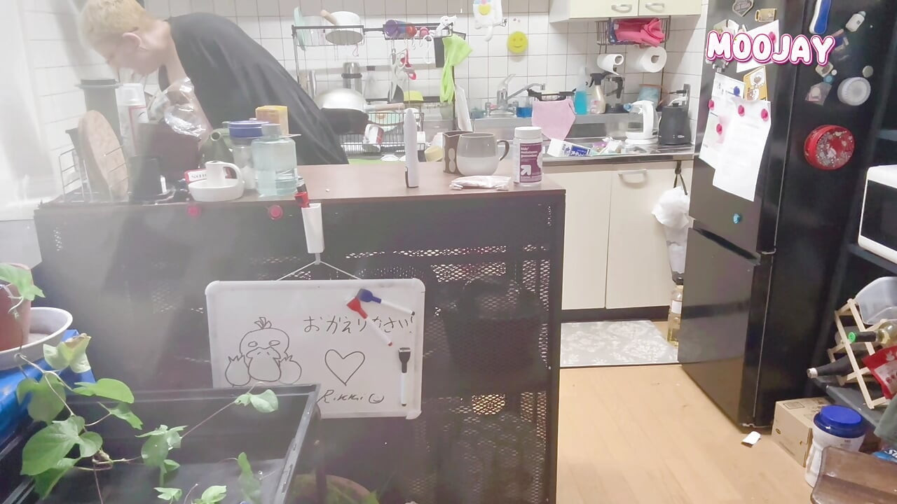 젖탱이를 청소하는 오픈 로브