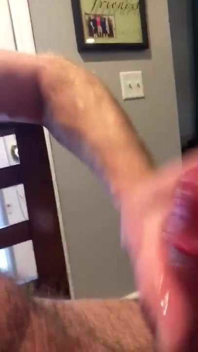 Muscle guy cumming