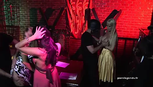 Carmella Bing hat einen wettbewerb mit ihren geilen freunden (4K)