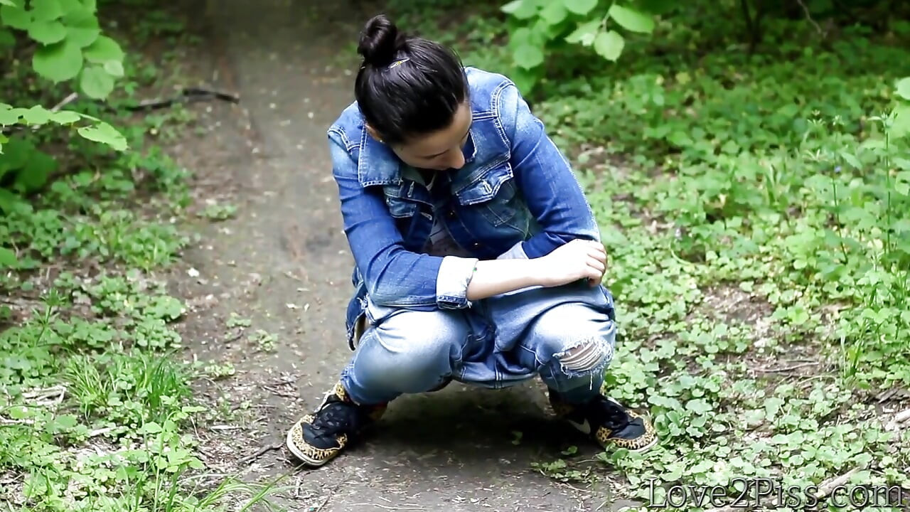 All natural - Ingrid is peeing and wiping herself with a leaf, several peeing attempts