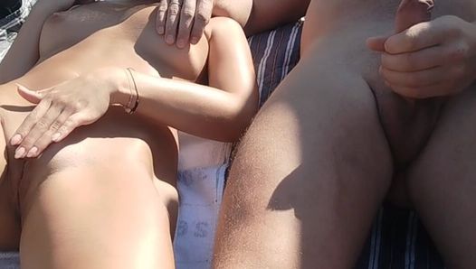 Masturbation sur une plage nudiste, je me couche à côté de mon beau-père et on se masturbe ensemble