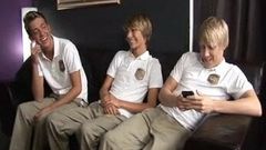 Tiga homo ganteng perguruan tinggi di sofa sepong anal sex