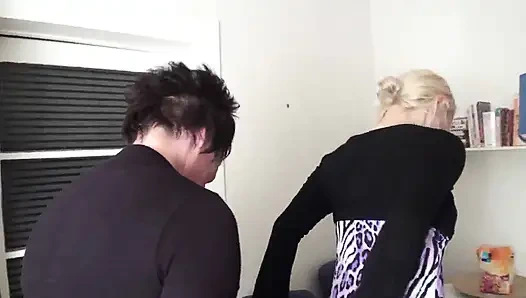 Zwei ältere herrin trampeln auf ihren sub auf dem boden