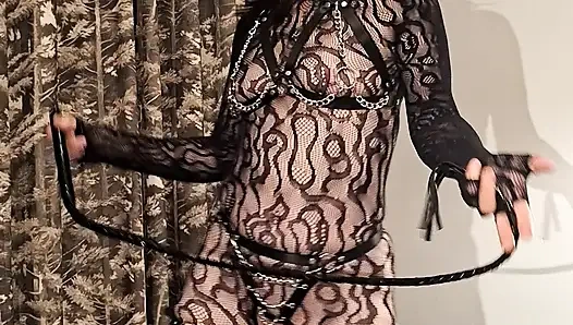 Ateşli orta yaşlı seksi kadın yapay penisin tadını çıkarıyor