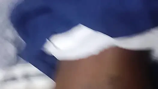 Zenci kız beyaz yarağı emiyor ve mastürbasyon yapıyor ve lezzetli götüne boşalma