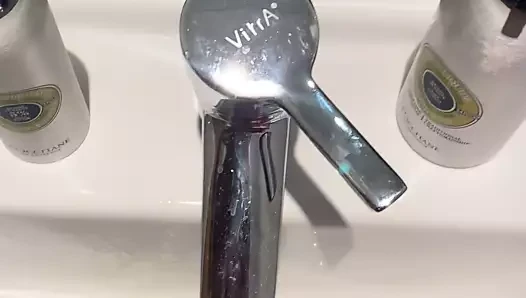 Lavabo boşalmak için çaresizce boşalıyor