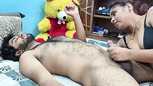 Mädchen spielt mit penis, sie küsst jungenlippen, dann lutscht junge ihre möpse