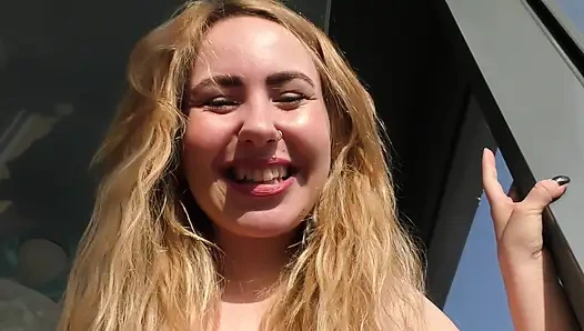 Çıplak komşum evde bilgisayarımda futbol oynuyor