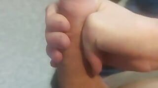 光滑无毛的青少年撸管并在他的大鸡巴上流出 precum