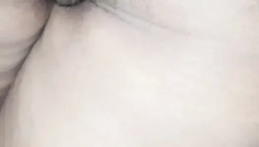 Pooja memasukkan mentimun ke dalam memek, memek, dan pantat istri istri meledak