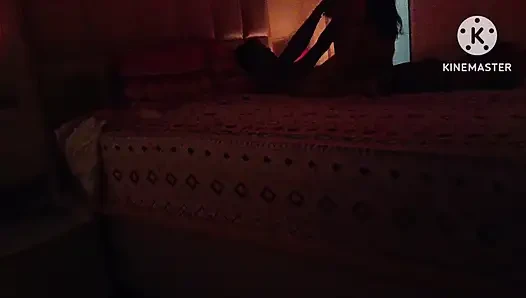 Hintli ev hanımı eski erkek arkadaşıyla ilişki yaşıyor