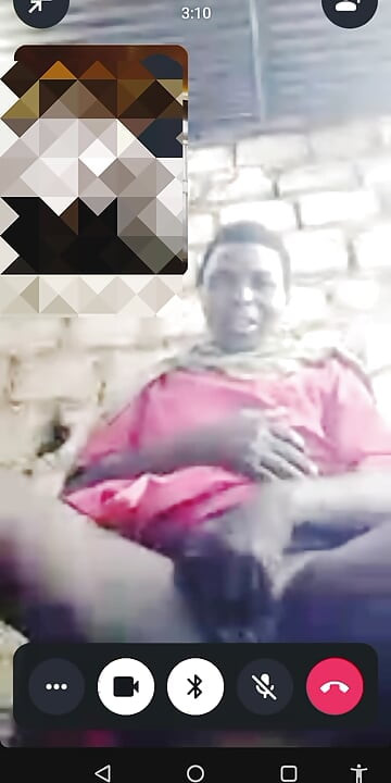 Hadzabe Tribe Mature Woman di panggilan video dengan pacar, jangan tanya di mana dia mendapatkan telepon.