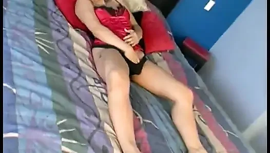 Gut gefüllter ebenholz-herr zahlt respekt vor der charmanten brünetten hausfrau Envy Mi mit s zeitigen augen im roten outfit