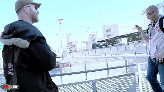 İspanyol orta yaşlı seksi kadın Tamara Dix ile kamyonette yumrukla sikişiyor ve sodomsi