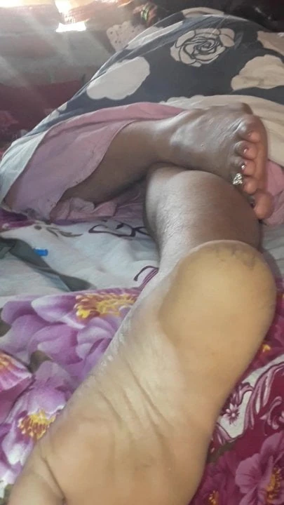 Bhabhi very hairy legs