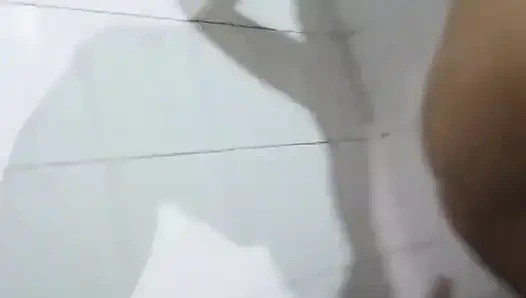 Ich betrüge meine freundin mit dieser göttlichen 18-jährigen brünette