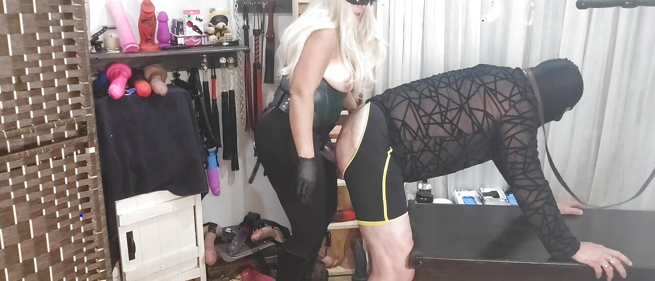 BLONDIE HAS AN INTENSE SESSION OF WHIPPING HIM, FISTING AND FUCKING HIM