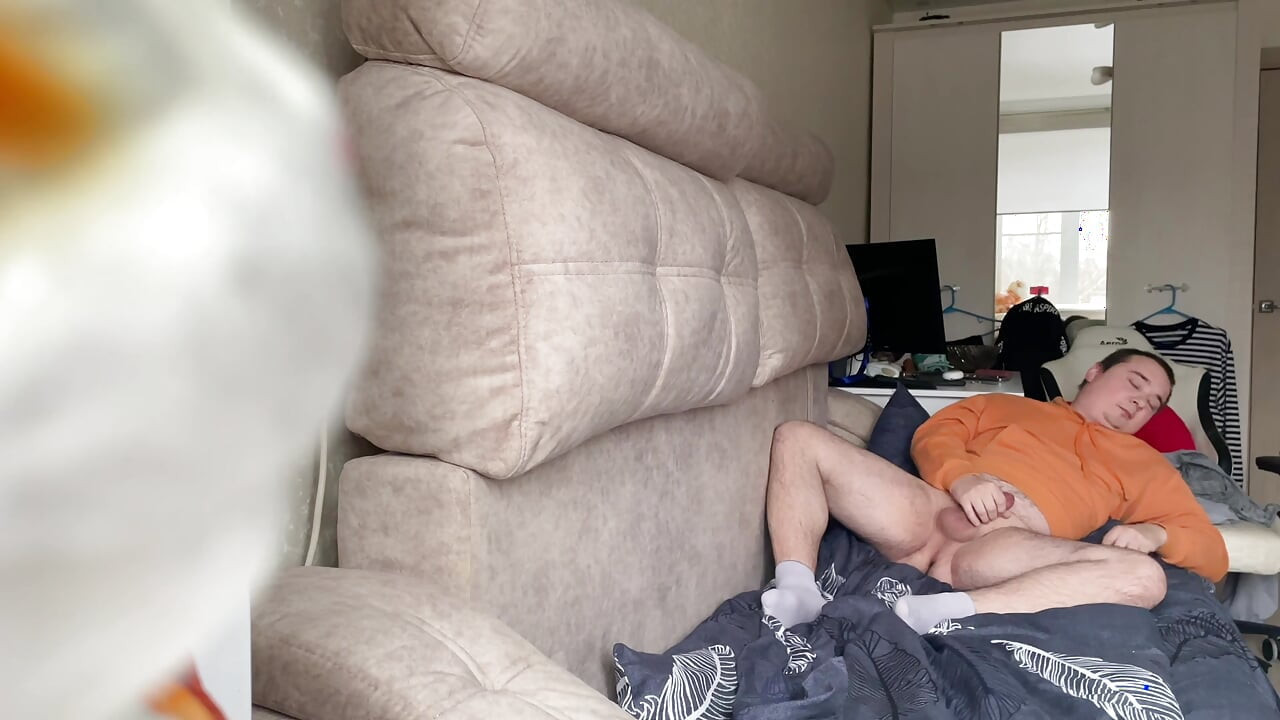 Young guy Limara19981 masturbates and enjoys orgasm