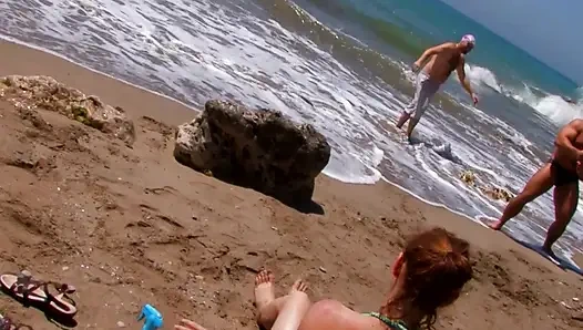 Она пошла на пляж с двумя незнакомцами, чтобы трахнули ее задницу!