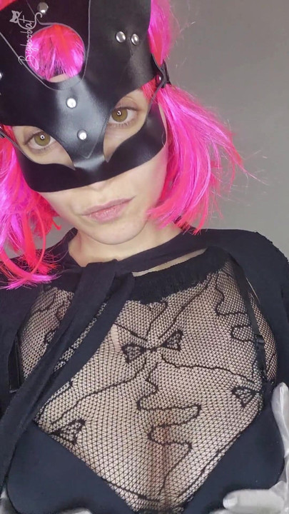 Descubra meu prazer com minha máscara de gatinha e peitos naturais