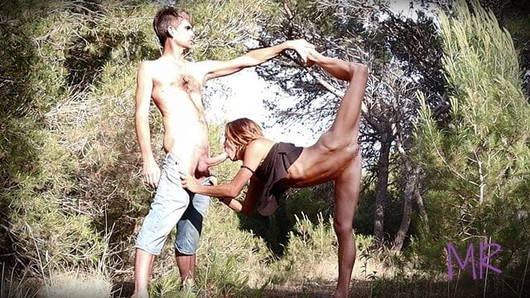 Sexo en Público Amateur, en el Bosque, Pequeña Chica flexible