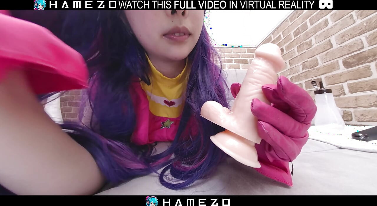 日本のホットなセックス人形、白石鈴奈がVRで自慰をしている。