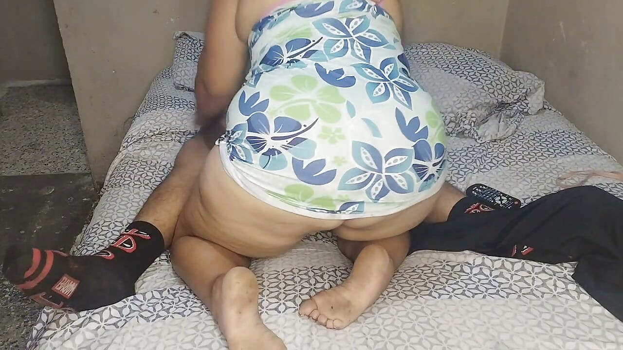 أقنعت زوجة أبي ذات المؤخرة الكبيرة بأن تمص قضيبي