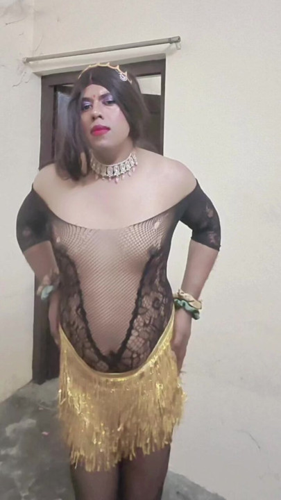 Verronika69, tapette desi femboy, danse sexy