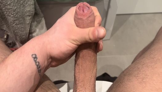 Je me masturbe avec mon énorme bite