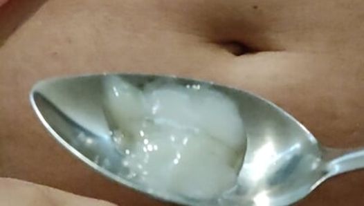Vrouw leert mietje cuckold om sperma te eten